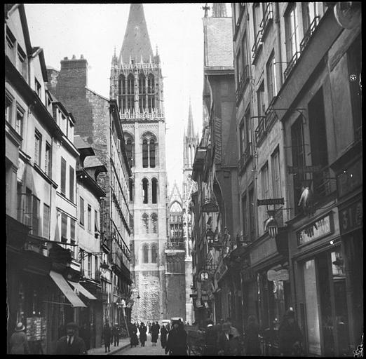 Tour vue d'une rue donnant sur la cathédrale