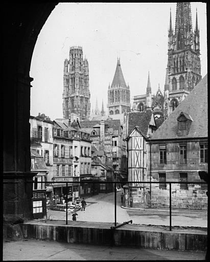 La cathédrale vue des arcades de la place