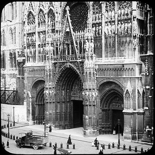 Cathédrale, portail de la façade ouest