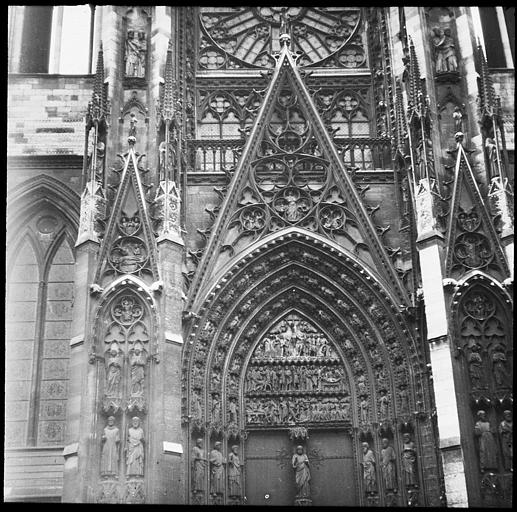 Vue partielle du portail de la Calende