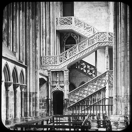 Intérieur de la cathédrale, l'escalier des Libraires