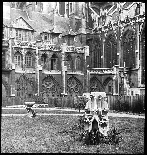 La cathédrale et la cour d'Albane (ancien cloître)