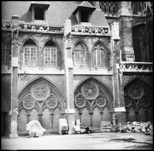 La cathédrale et la cour d'Albane (ancien cloître)