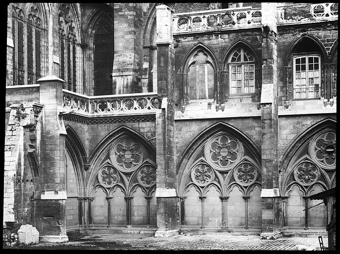 La cathédrale et la cour d'Albane (ancien cloître)