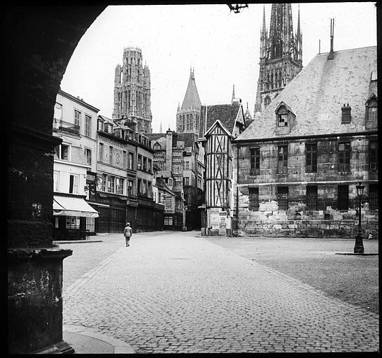 La cathédrale, vue prise d'un porche