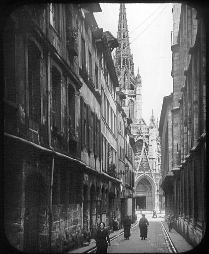 Alignement de façades sur la rue, vue partielle de l'église