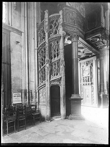 Intérieur, l'escalier des orgues