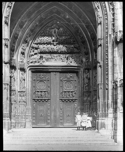 Portail central, enfants endimanchés