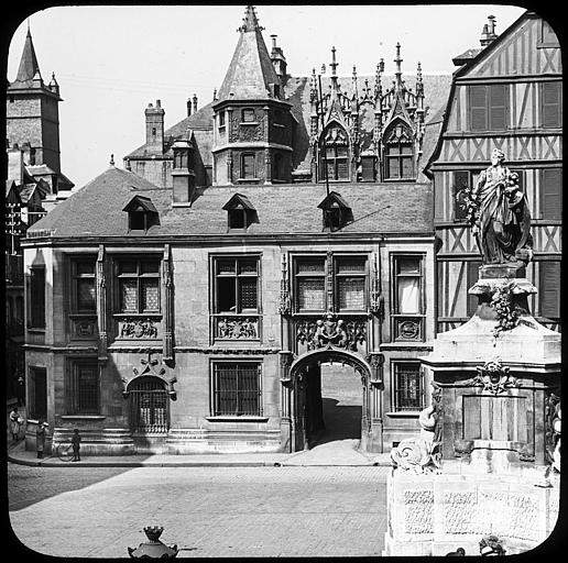 Façade du bâtiment d'entrée, côté place ; au premier plan, le monument à Jeanne d'Arc