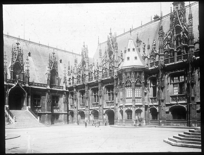 Cour intérieure, vue d'ensemble de la façade sud