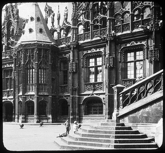 Tourelle de la façade sud ; au premier plan, l'escalier de l'aile est