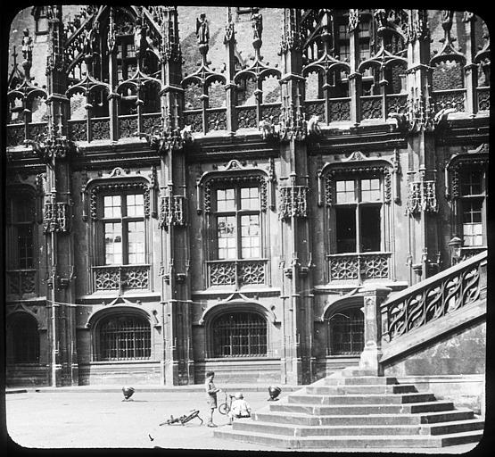 Façade sud ; enfants à bicyclette au pied de l'escalier de l'aile est