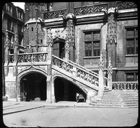 Cour intérieure, l'escalier de l'aile ouest