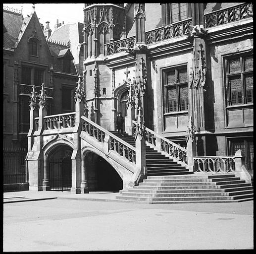 Cour intérieure, l'escalier de l'aile ouest