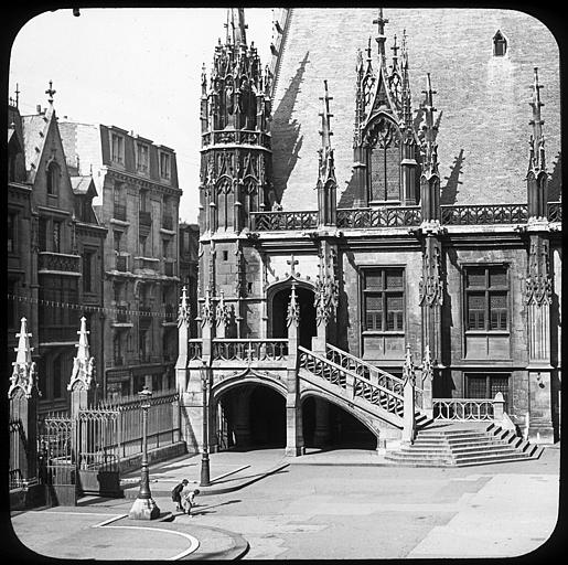 Cour intérieure, l'escalier de l'aile ouest