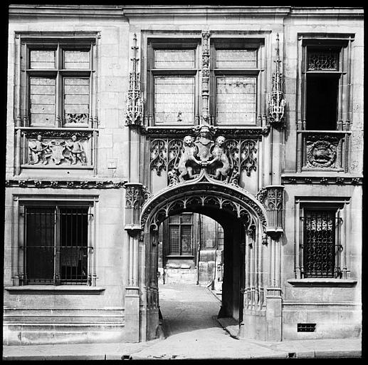 Détail du bâtiment d'entrée : le porche