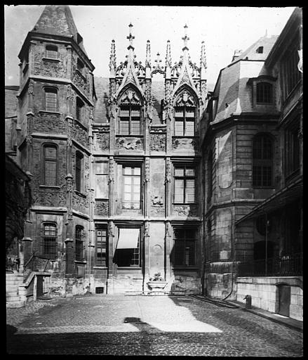 La cour intérieure, façade et tourelle