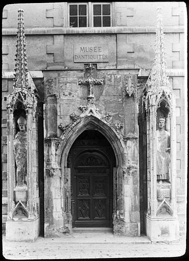 Porte d'entrée flanquée de deux pinacles de la cathédrale