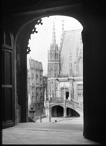 Escalier de l'aile ouest vu par la porte de l'aile est