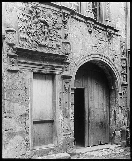 Partie inférieure de la façade, deux portes