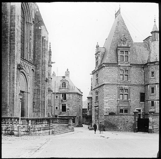 Le Grabatoire, façade sur rue ; en regard, le portail ouest de la cathédrale