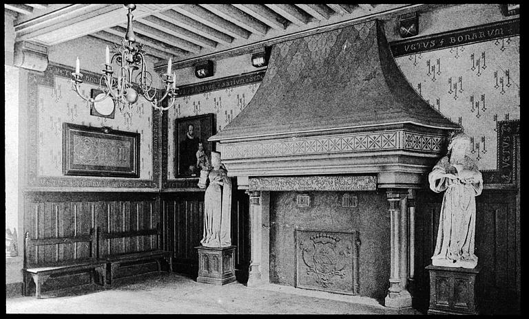 Intérieur, cheminée