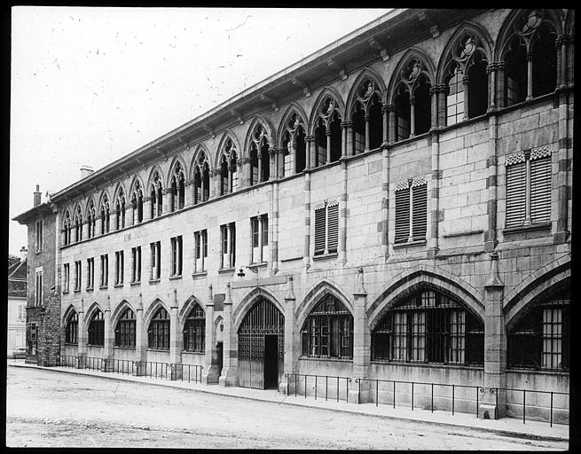 Façade de l'ancien palais des Papes