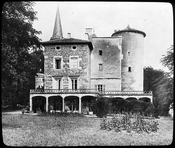 Vue générale du château de Lamartine