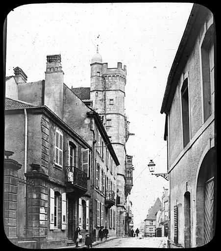 Vue d'ensemble de la rue en perspective ; tourelle