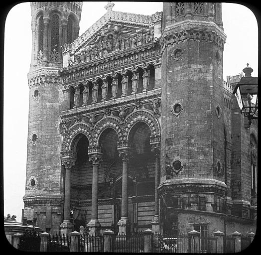 Façade ouest de la basilique Notre-Dame