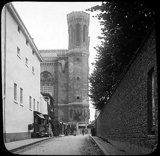 Une tour de la façade ouest