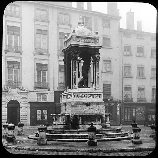 Monument devant la cathédrale