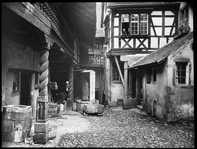 Cour de la maison dite Nid de Cigognes