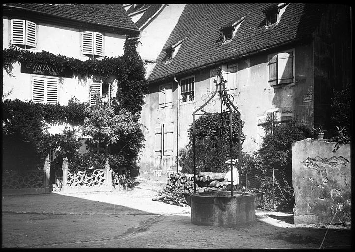 Puits devant la pharmacie André Wattz