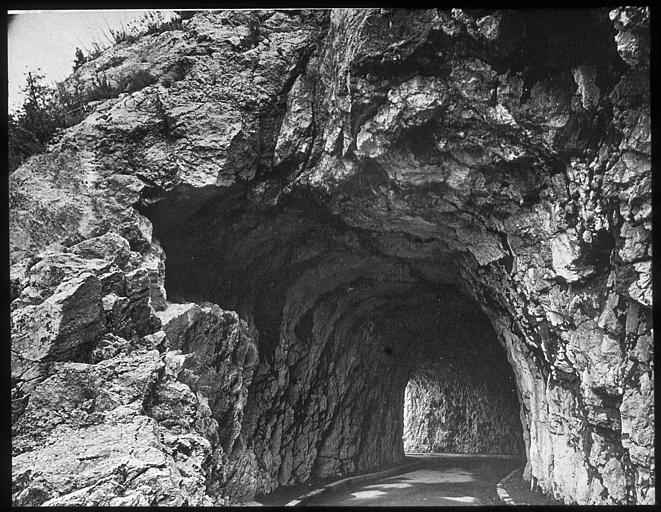 Sur la route de Brignoles à Barjols, tunnel percé dans la roche