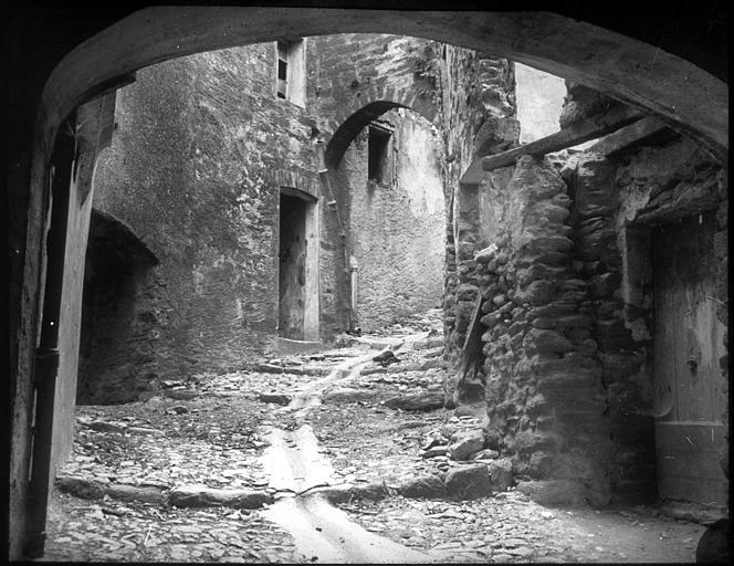 Ruelle à degrés, pavée