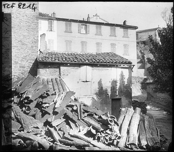 Partie basse de la vieille ville ; au premier plan, fagots de liège brut