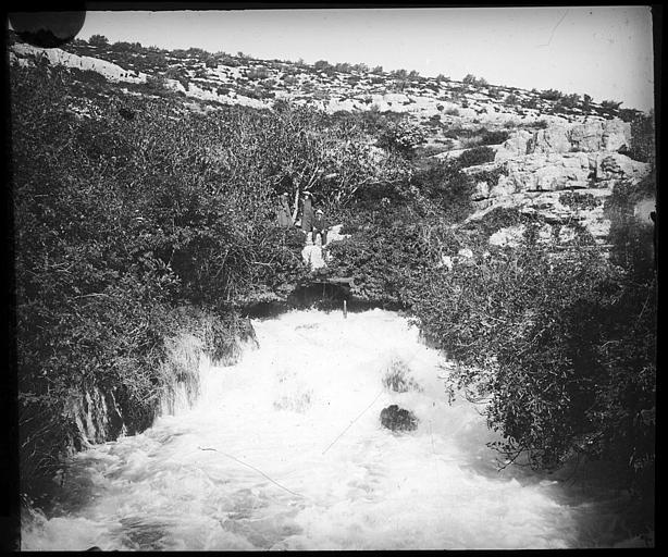 Fontaine-l'Evêque en hautes eaux, résurgence du Verdon
