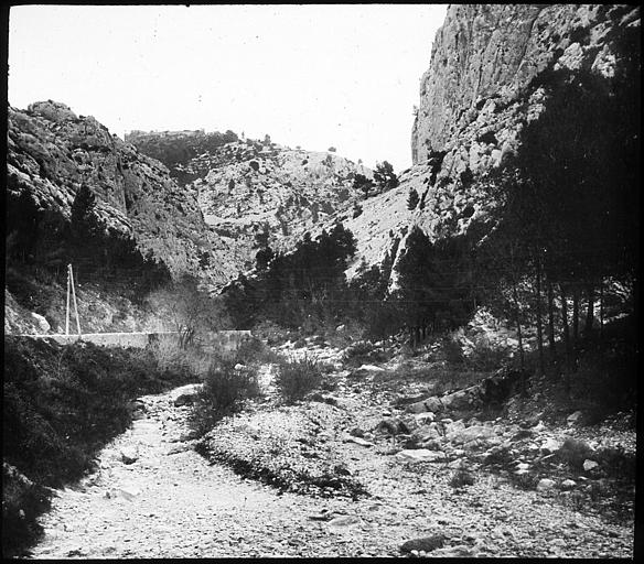 Gorges d'Ollioules, route bordant le lit à sec de la Reppe