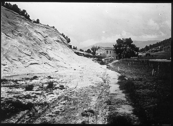 Gorges d'Ollioules, maison et champ cultivé en limite des rochers