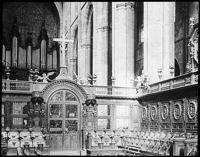 L'orgue, la clôture du choeur et les stalles