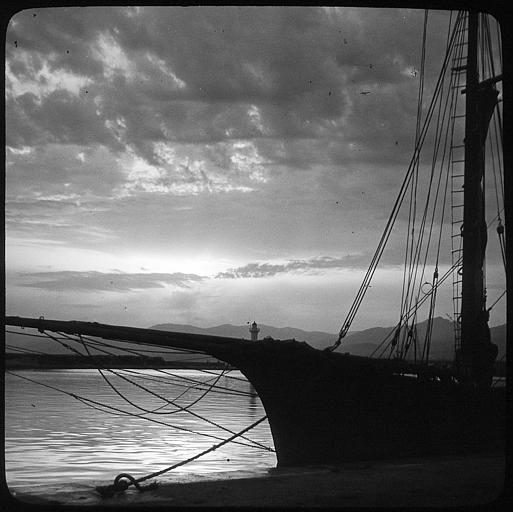 Bateau ; coucher de soleil, pris du port