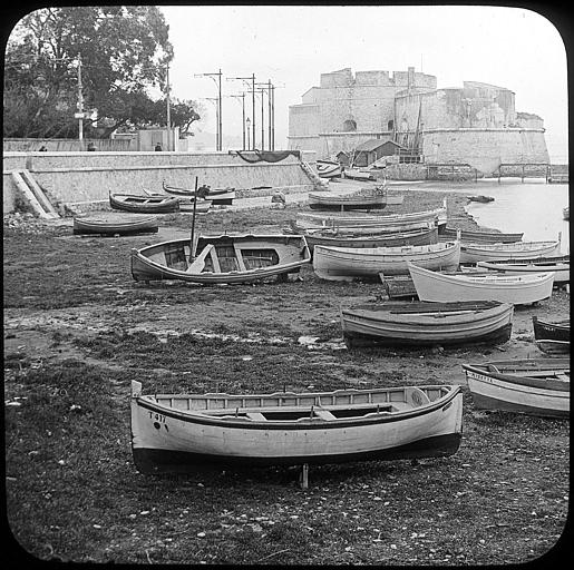 Au premier plan, bateaux tirés sur la plage du Mourillon