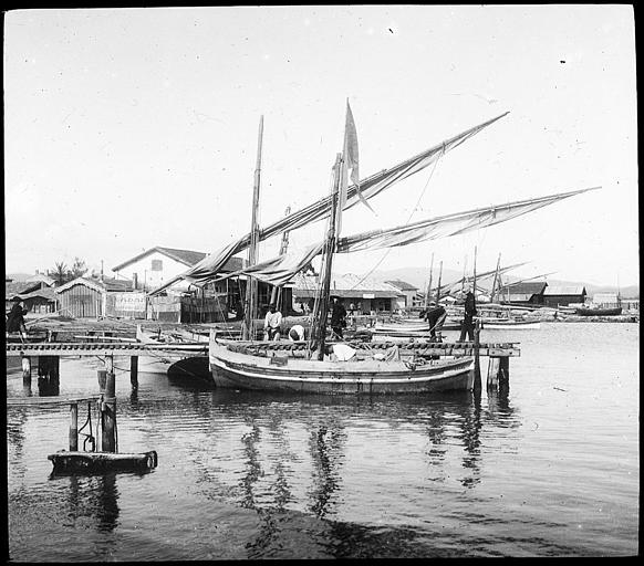 Dans le port, bateau amarré au ponton