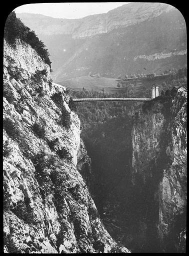 Vue spectaculaire sur les gorges dans le massif des Bauges