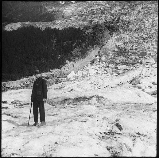 Le mont Blanc et le glacier des Bossons : un alpiniste sur le glacier