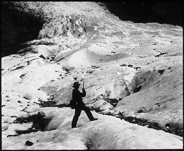 Le mont Blanc et le glacier des Bossons : un alpiniste sur le glacier