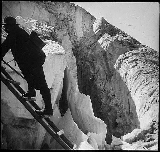 Le mont Blanc et le glacier des Bossons : alpiniste traversant une crevasse