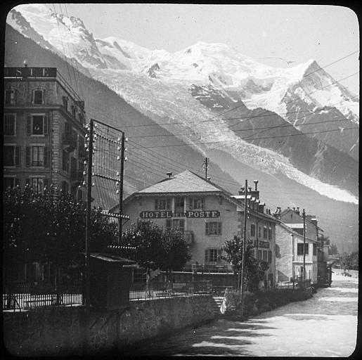 Sur les bords de l'Arve, un relai électrique et l'hôtel de la Poste