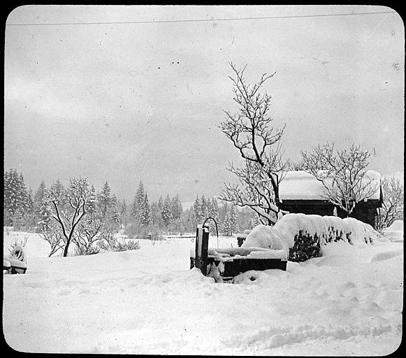 'Solitudes', abreuvoir et maison sous la neige